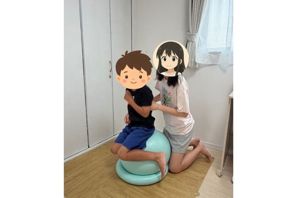 親子でバランスボールで遊ぶ様子